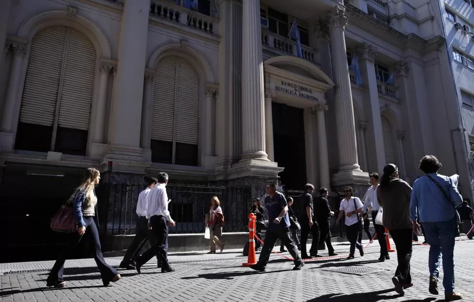 EXPANSIÓN. El Banco Central persistirá en la emisión monetaria para financiar al Tesoro, advirtió el reporte. reuters