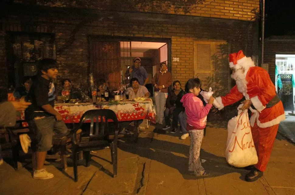  SÓLO POR LA GENTE. Desde hace cinco navidades, José Castillo realiza su actividad para alegrar a la comunidad. 