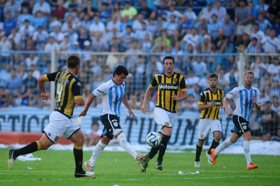 GOLAZO. “Pulguita” clava su botín derecho en la pelota que viajó derecho a la red, en ese partido ante Santamarina.  la gaceta / foto de Diego Aráoz (archivo)