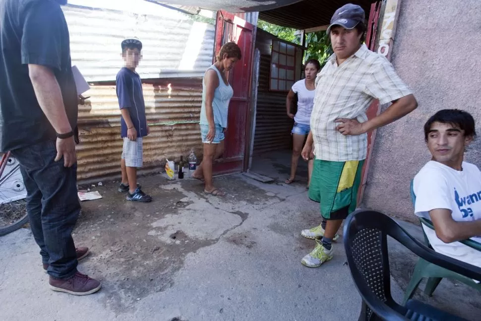 ATERRADOR. La familia de la víctima muestra el lugar en donde cayó muerta. la gaceta / foto de diego aráoz