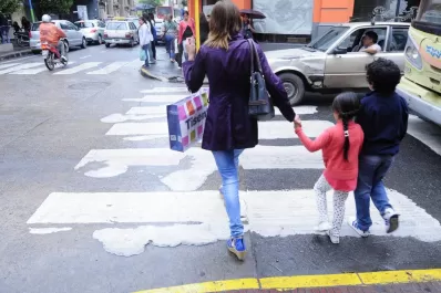 Los motores invaden las sendas peatonales y las multas no aparecen