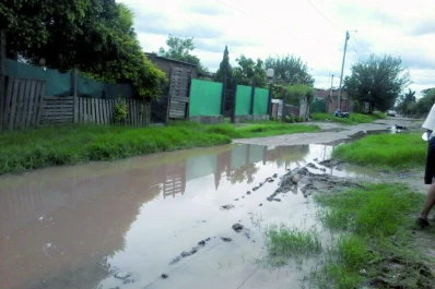 La Calle 11 en Las Talitas es una enorme laguna imposible de transitar