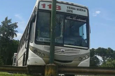 Violenta pelea de dos hombres arriba de un colectivo