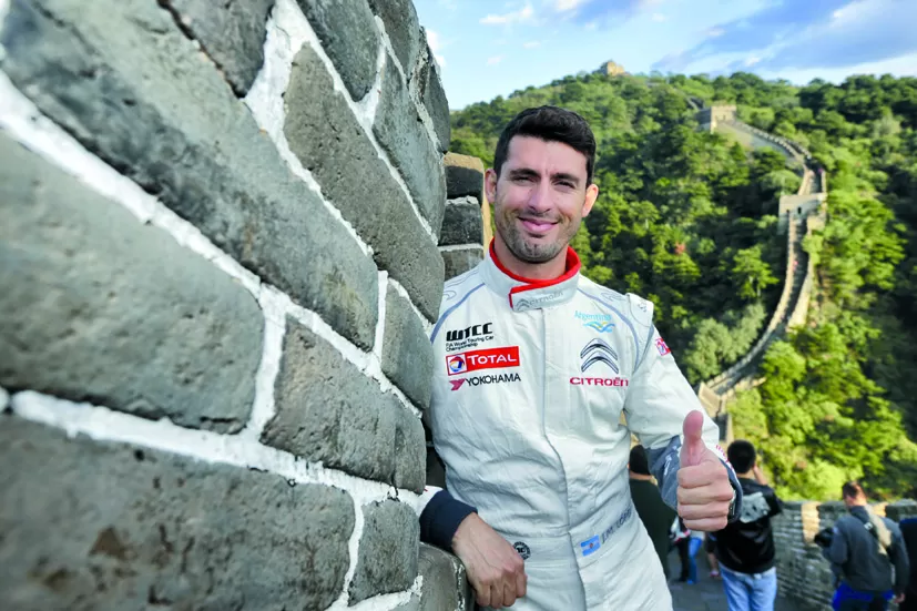 INOLVIDABLE. Uno de los países que más le gustaron a “Pechito” fue China. En la imagen, el cordobés posa en la Muralla China, un icono turístico por excelencia. FOTOS PRENSA EQUIPO CITROËN