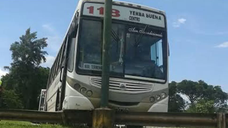 CONTRA UN POSTE. Así terminó el colectivo en la rotonda de Yerba Buena. LA GACETA WHATSAPP. 