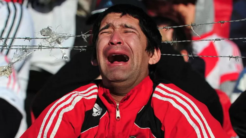 LLANTO DESGARRADOR. El 26 de Junio de 2011 River descendió a la B Nacional tras empatar en el duelo revancha con Belgrano en el Monumental. Sus hinchas quedaron desolados. FOTO TOMADA DE WWW.MZDOL.COM