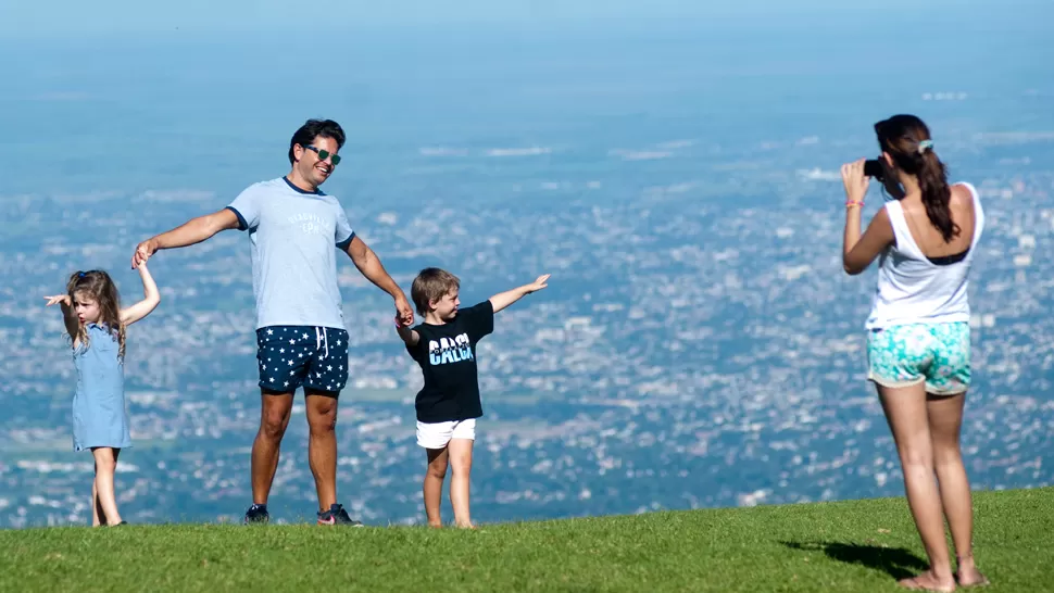 LOMA BOLA. La familia Rivera ya está disfrutando del paisaje que ofrece este paraje de San Javier.
