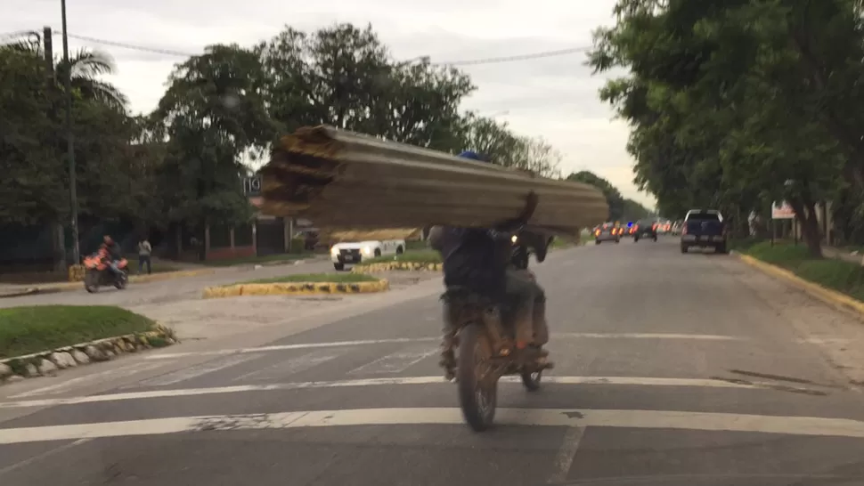 Peligro sobre ruedas en avenida Aconquija