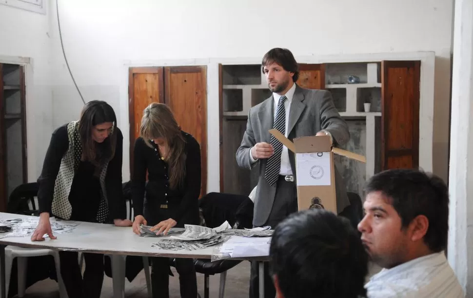 TAREAS. En el escrutinio definitivo están presentes los apoderados de los partidos que toman parte de los comicios; allí se pueden dar intereses contrapuestos. la gaceta / foto de HECTOR PERALTA (archivo)