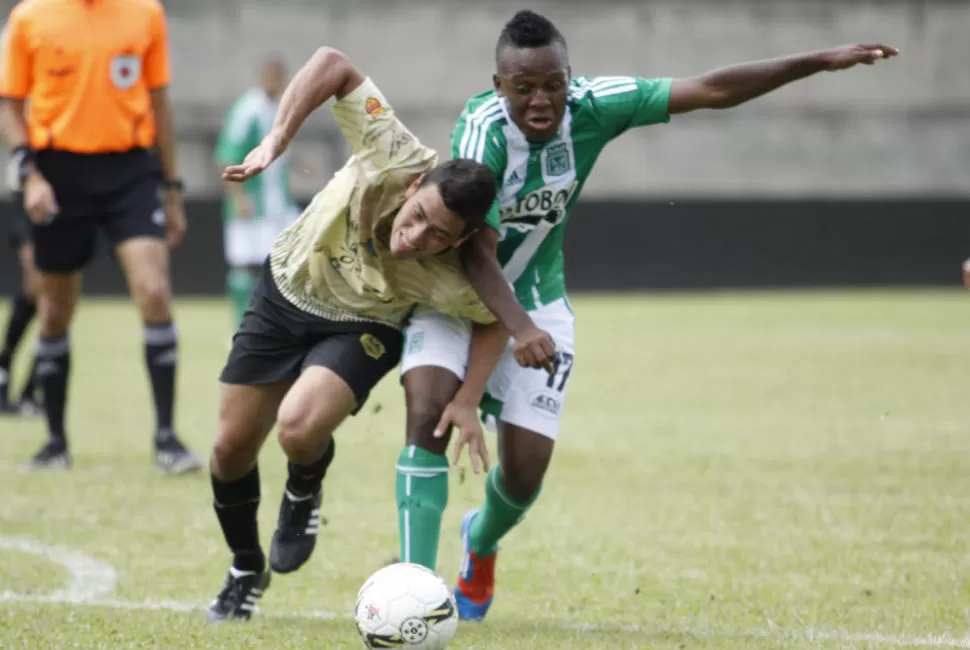 INTERESA. Palomeque (derecha) es el volante ofensivo que pidió Juan Azconzábal. Era un secreto su incorporación, pero parece que alguien habló antes de tiempo. FOTO TOMADA DE WWW.ATLNACIONAL.COM.CO