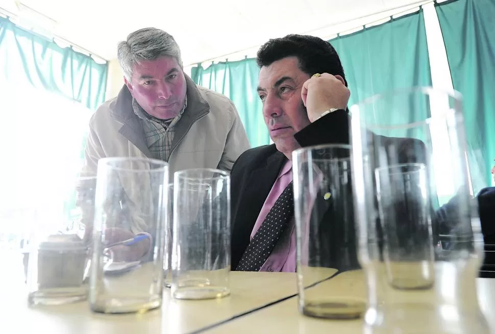 EN UN BAR. Espeche suele recibir a vecinos fuera de su despacho oficial. la gaceta / foto de FRANCO VERA (archivo)