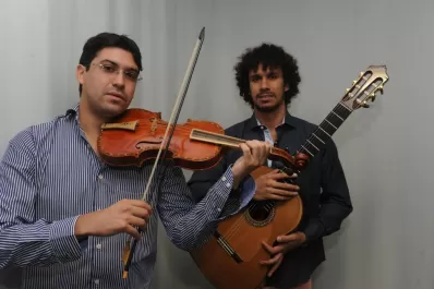 Una noche en el museo, con  un dúo de guitarra y violín