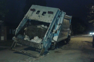 Un camión recolector de residuos quedó varado en un bache