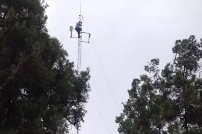 Un hombre se trepó a la antena de una comisaría para exigir su libertad