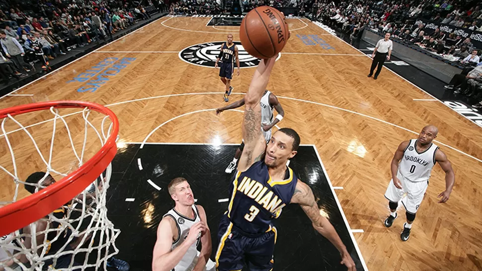 A FONDO. George Hill, de Pacers, la entierra ante la mirada de los jugadores de Nets. FOTO TOMADA DE NBA.COM/PACERS