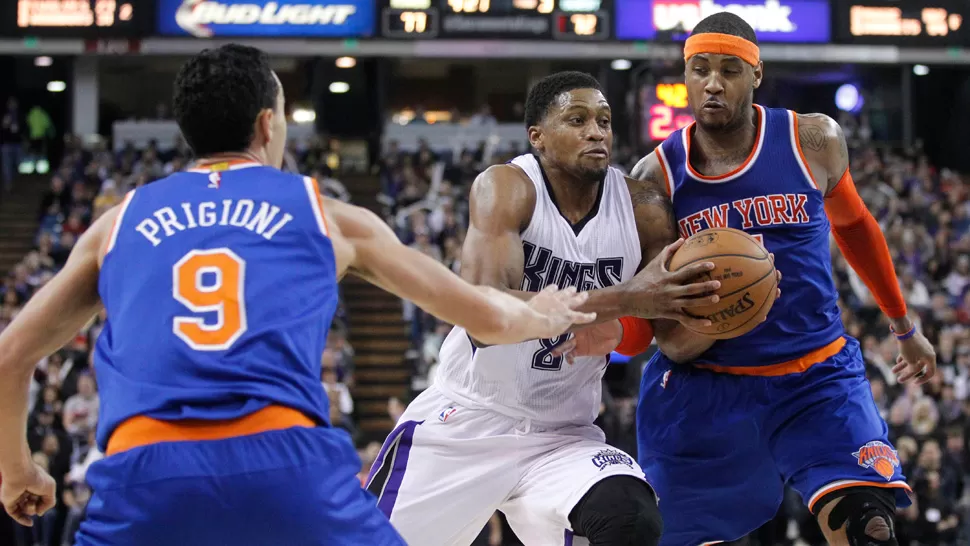 LA VEN PASAR. Prigioni y Anthony poco pudieron hacer para detener a Rudy Gay y a Kings, que le dio otro cachetazo. REUTERS