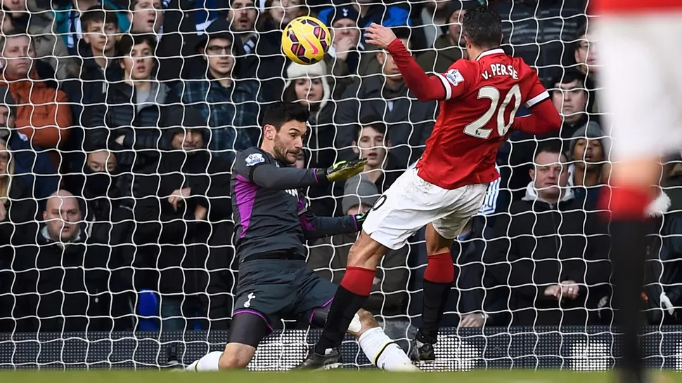 UNA PARED. El arquero francés de Hotspur, Hugo Lloris, con dos atajadas sensacionales ante el holandés Robbie Van Persie y Ashely Young, fue la figura del partido. REUTERS