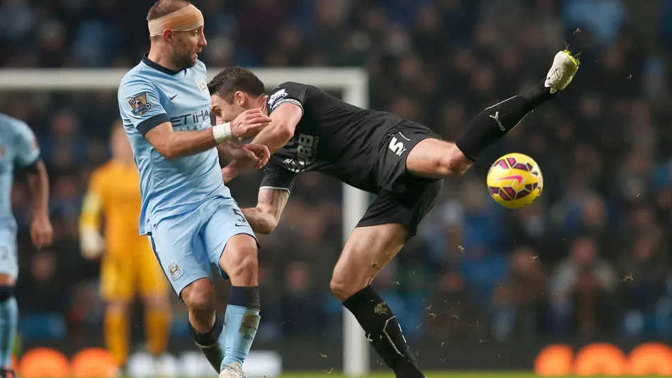 SE DURMIO. El equipo del argentino Zabaleta desperdició un 2-0 a su favor y apenas sumó un punto ante un modesto rival. REUTERS