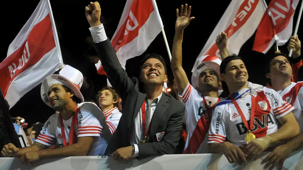 FESTEJO MILLONARIO. El DT de River, Marcelo Gallardo,festeja junto a los jugadores tras la consagración del equipo `Millonario` como campeón de la Copa Sudamericana, luego de vencer a Atlético Nacional por 2 a 0. TELAM