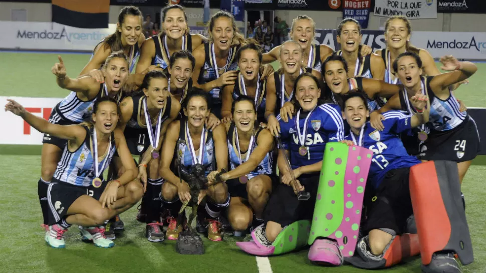 RETIRO CON GLORIA. El retiro de Luciana Aymar, la mejor jugadora de hockey sobre césped de la historia, después de que Las Leonas ganaran el Champions Trophy en Mendoza, último torneo de la rosarina.TELAM