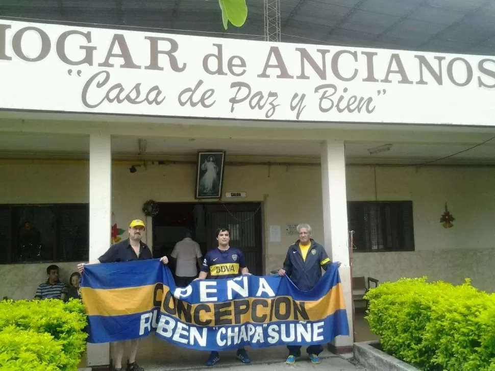 CON EL TRAPO. Los representantes de la Peña posaron en el Hogar visitado. FOTO DE PEÑA RUBÉN “CHAPA” SUÑE