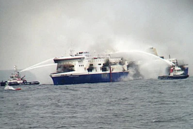 Rescatan a pasajeros atrapados en el ferry incendiado en Grecia