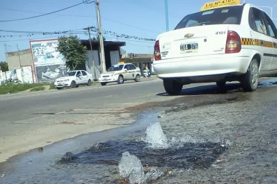 Caño roto y calle anegada en Francisco de Aguirre y Paso