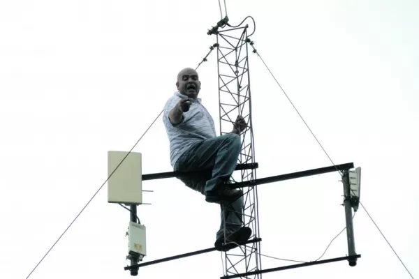 Un preso amenazó con tirarse de una antena si no lo dejaban libre