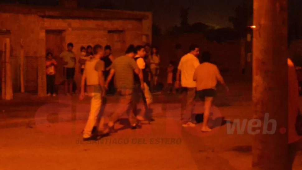 TENSIÓN. Familiares y amigos de la víctima intentaron tomar represalias contra el comerciante. FOTO TOMADA DE NUEVODIARIOWEB.COM.AR