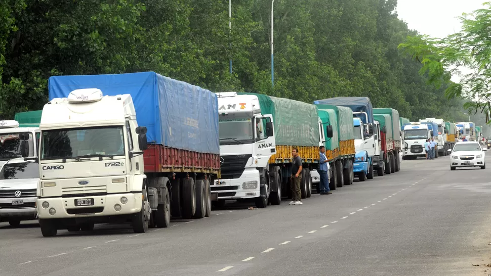 SOBRE EL ASFALTO. Los transportistas afirmaron que el Ejecutivo había incrementado un 64% el monto del impuesto. LA GACETA / FOTO DE INÉS QUINTEROS ORIO