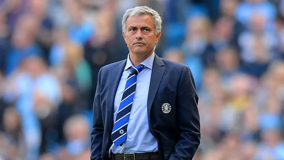 ABRIÓ EL PARAGUAS. Mou habló de conspiraciones en contra de su Chelsea, el actual líder de la Premier League. FOTO TOMADA DE WWW.EUROSPORT.COM