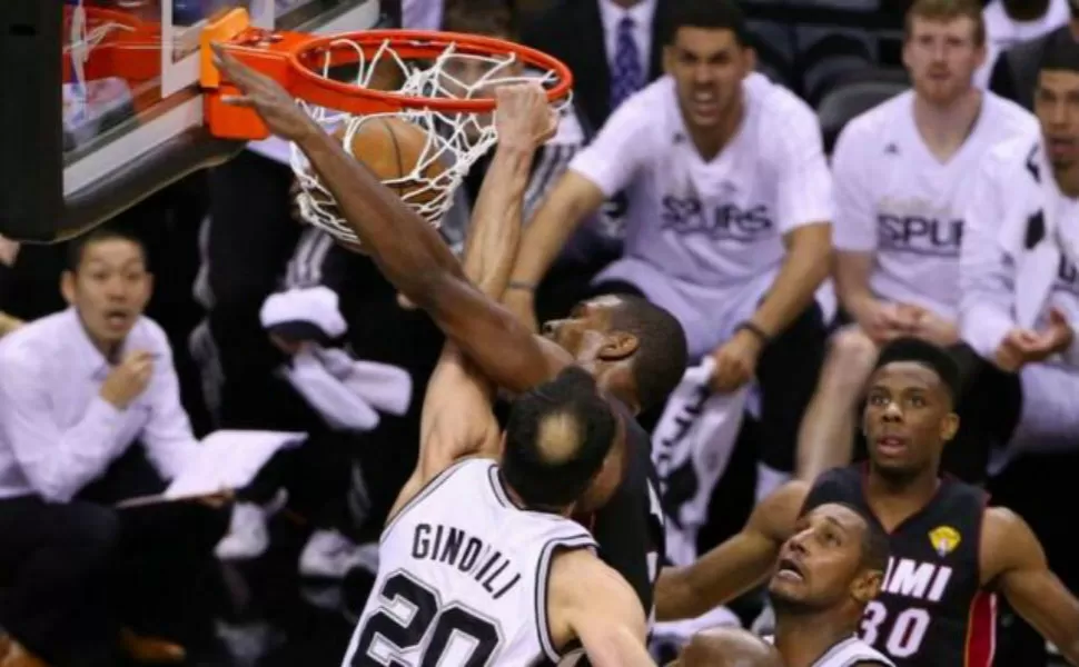 Manu la reventó en la cara de Bosh en la final de la NBA. Spurs sería posteriormente campeón frente al Heat