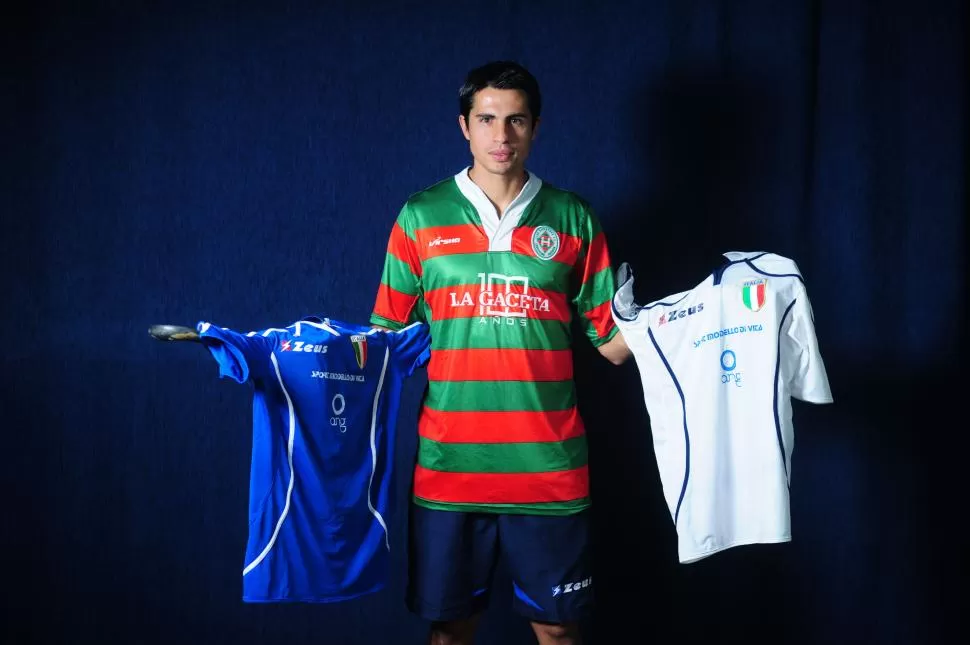 PASADO Y PRESENTE. Zalatel luce orgulloso un viejo modelo de la camiseta de Huirapuca y muestra las del seleccionado italiano, donde juega desde hace varios años. la gaceta / fotos de diego aráoz