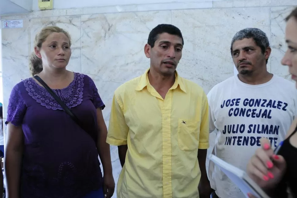 PREOCUPACIÓN. El papá de Axel (al medio) esperaba noticias en el hospital. la gaceta / foto de Analia Jaramillo