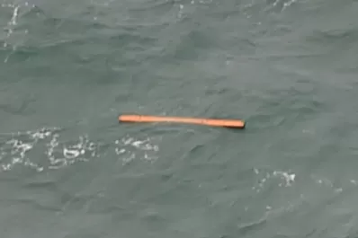 Hallaron cadáveres y restos del avión de AirAsia en el mar frente a Indonesia