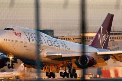 Un avión de Virgin Atlantic aterrizó de emergencia, con dos ruedas menos