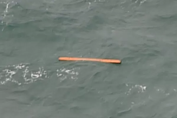 Hallaron cadáveres y restos del avión de AirAsia en el mar frente a Indonesia