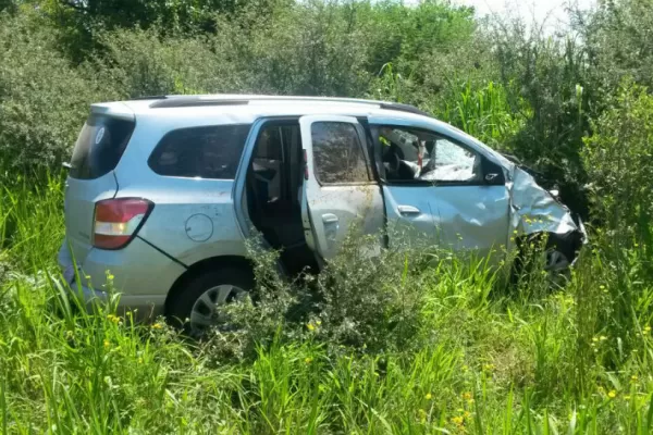 Chocaron contra una vaca y se salvaron de milagro