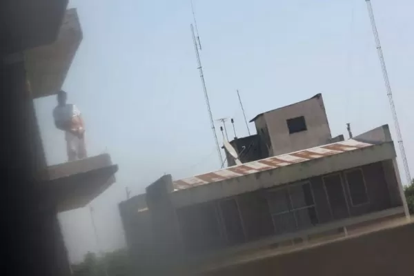 Un obrero hace demostraciones inapropiadas a plena luz del día