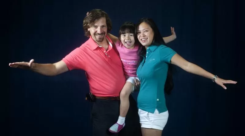 ¡DIGAN WHISKY! Adrián, la pequeña Ysán y Shauin simulan volar, pero con los pies bien puestos en la tierra. Conforman una familia simpática, deportista y viajera por excelente. foto de shauin