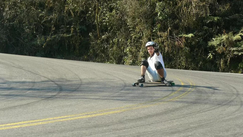 EN ACCIÓN. Santillán era un asiduo practicante de longboard. FOTO TOMADA DE FACEBOOK