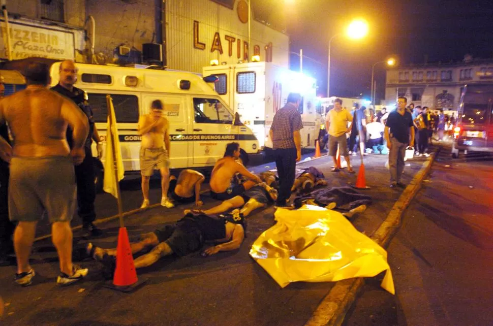 ESCENAS DESGARRADORAS. Frente al boliche de Once quedaron los cuerpos de las víctimas que murieron por inhalación de monóxido de carbono, que fueron sacados del boliche por otros asistentes al recital de “Callejeros”. telam (archivo)