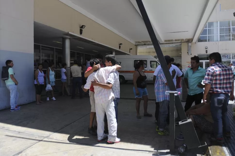 DOLOR. La familia de las víctimas quedó conmocionada por el doble crimen. la gaceta / foto de inés quinteros orio