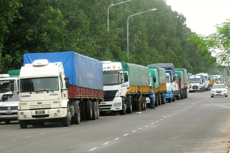 MEDIDA DE FUERZA. Los transportistas de carga se concentraron, con sus vehículos, detrás de la Terminal de Ómnibus. la gaceta / foto de Inés Quinteros Orio