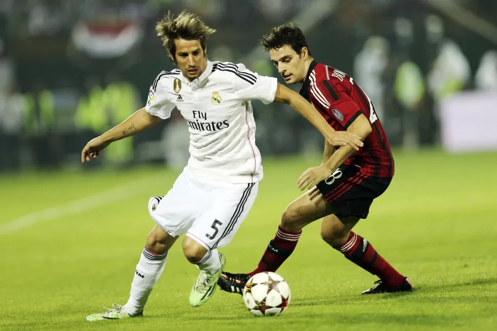 PASADA. Fabio Coentrao, de Real Madrid, intenta superar en velocidad a  Giacomo Bonaventura. REUTERS