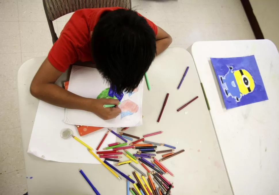 A PINTAR. “Pequeños artistas” es uno de los tantos talleres que ofrece la Universidad para los chicos. la gaceta/ archivo