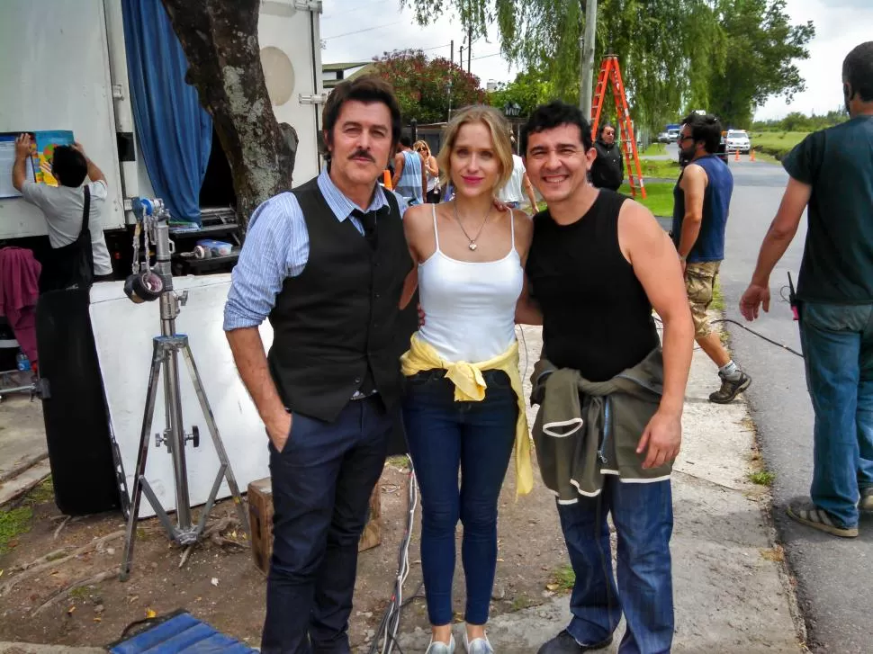 EN EL SET. Quiroga posa en plena filmación con Gandini y Corrado. foto gentileza de josé quiroga