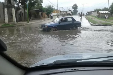 Los vecinos de la zona de San Cayetano vuelven a quejarse del agua que se acumula en la rotonda