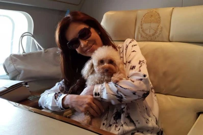 Cristina deseó un feliz 2015 por Twitter y alentó a los fumadores a dejar el cigarrillo