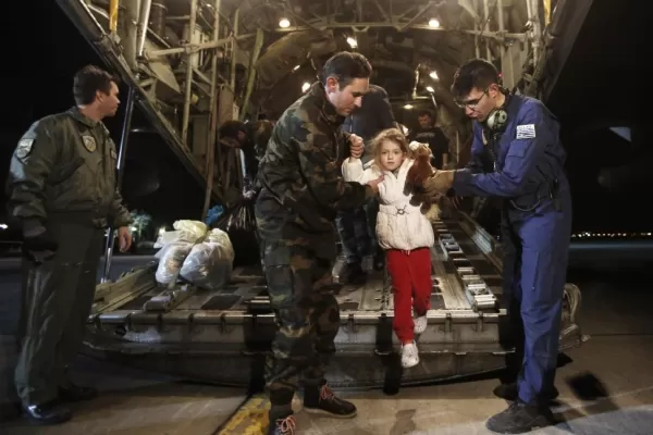 Temen que haya más muertos entre los restos del ferry incendiado